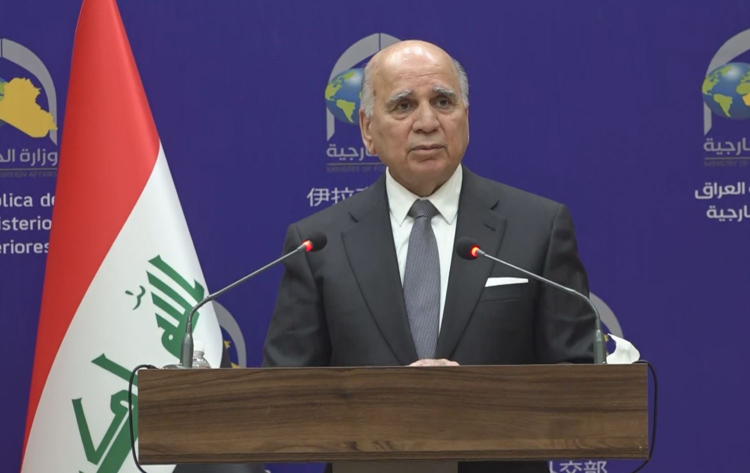 فوئاد حوسێن، وەزیری دەرەوەی عێراق لە کۆنگرە رۆژنامەڤانییەکەدا 