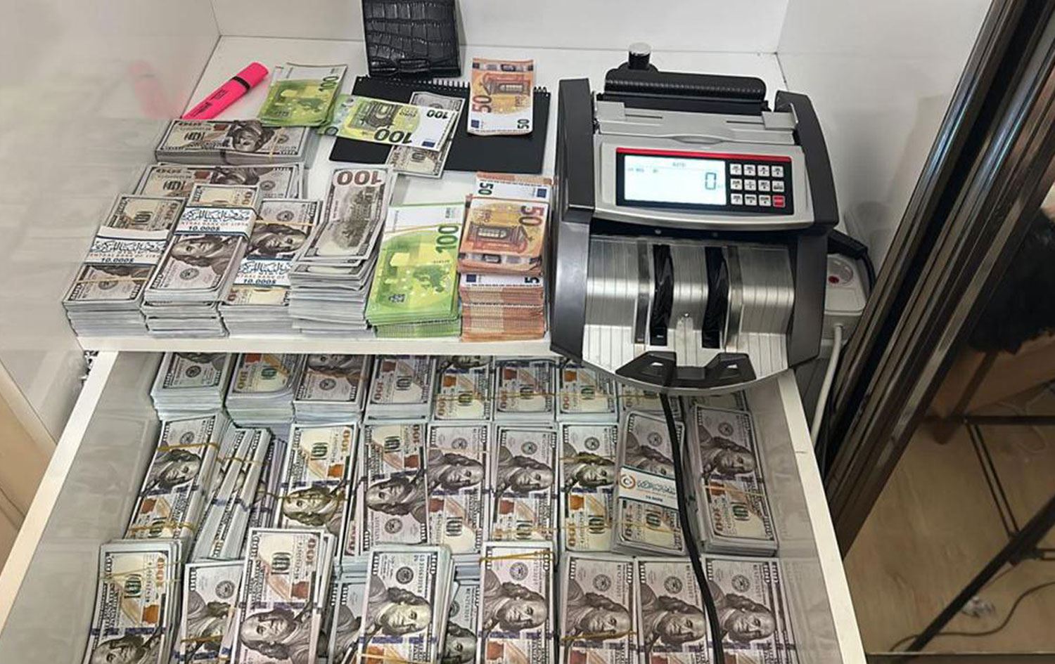 İstanbul'da sahte 2 milyon 300 bin dolar ele geçirildi