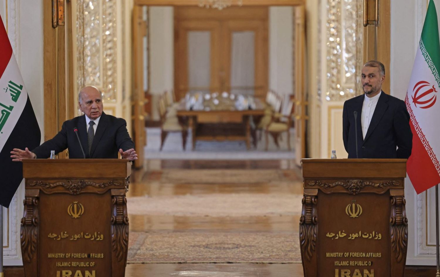 فوئاد حوسێن، وەزیری دەرەوەی عێراق و حوسێن عەبدوڵڵاهیان، هاوتا ئێرانییەکەی. وێنە: AFP 