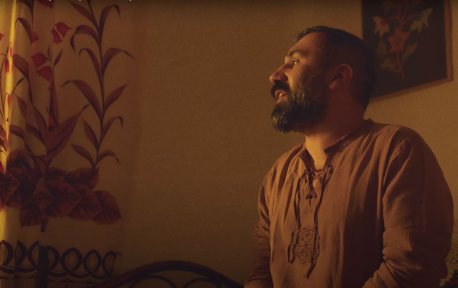 Dîmeneke ji klîpa Esmer Heyran