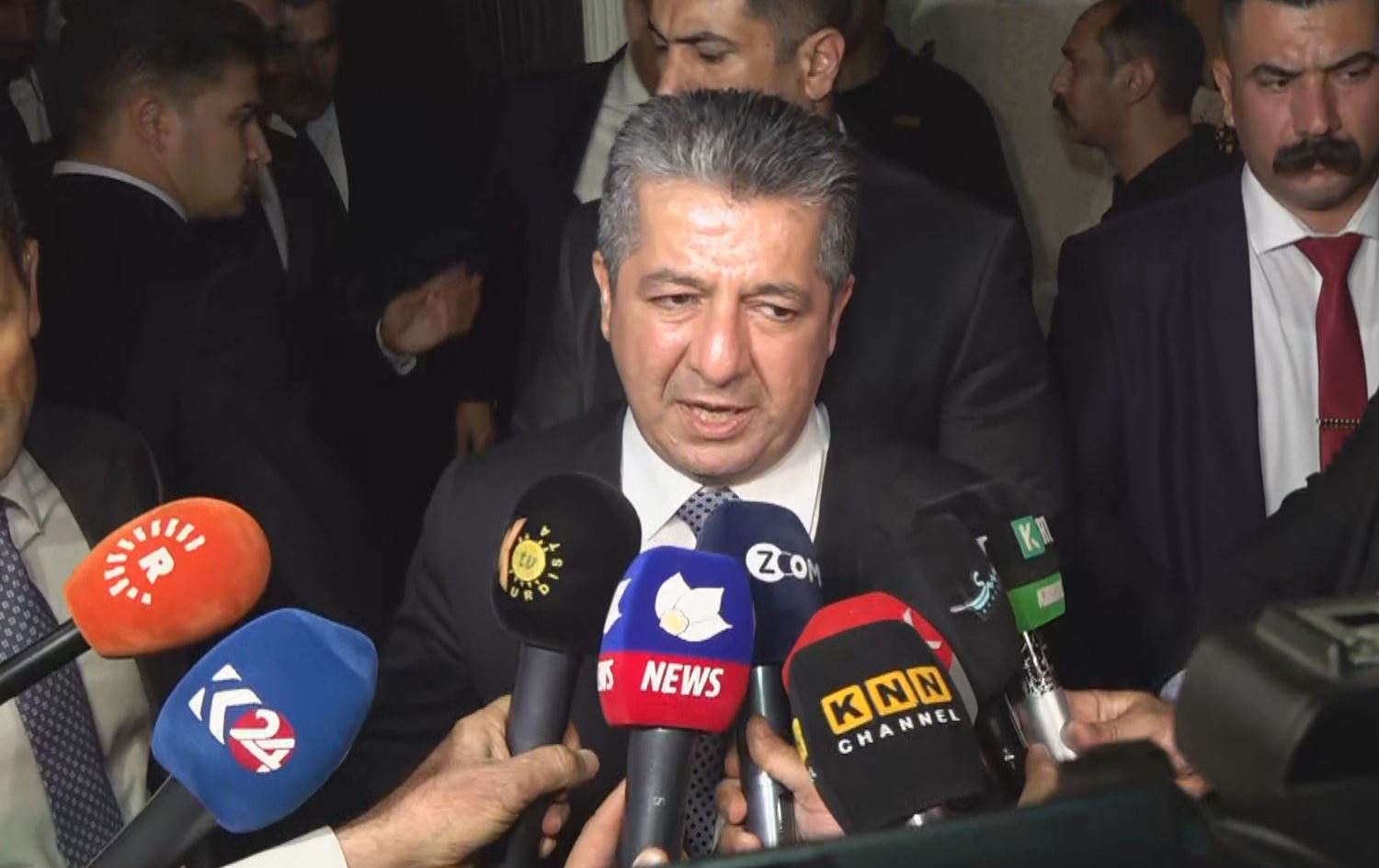 مەسرور بارزانی قسە بۆ میدیاکان دەکات. 