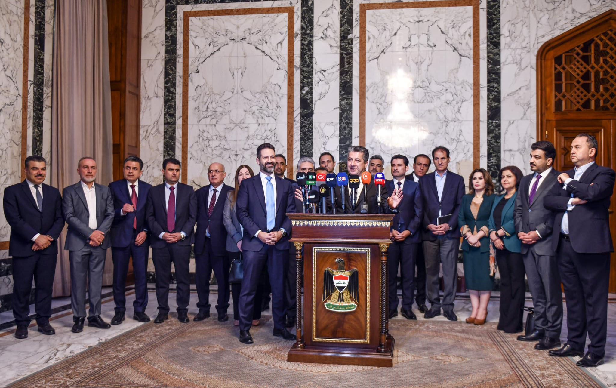  کۆنگرەی رۆژنامەڤانیی مەسرور بارزانی، سەرۆکی شاندی هەرێمی کوردستان بۆ بەغدا بە ئامادەبوونی سەرۆکی فراکسیۆنە کوردستانییەکان لە بەغدا