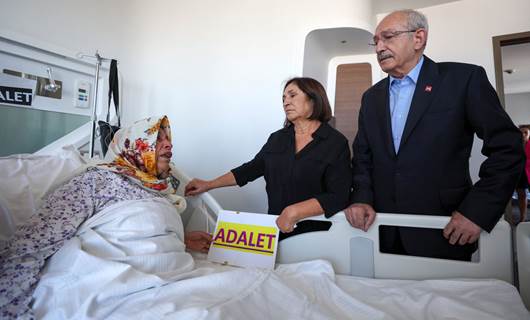 Foto: CHP Genel Başkanı Kılıçdaroğlu, eşi Selvi Kılıçdaroğlu ile birlikte Emine Şenyaşar’ı tedavi gördüğü hastanede ziyaret etti / Kılıçdaroğlu'nun X hesabından