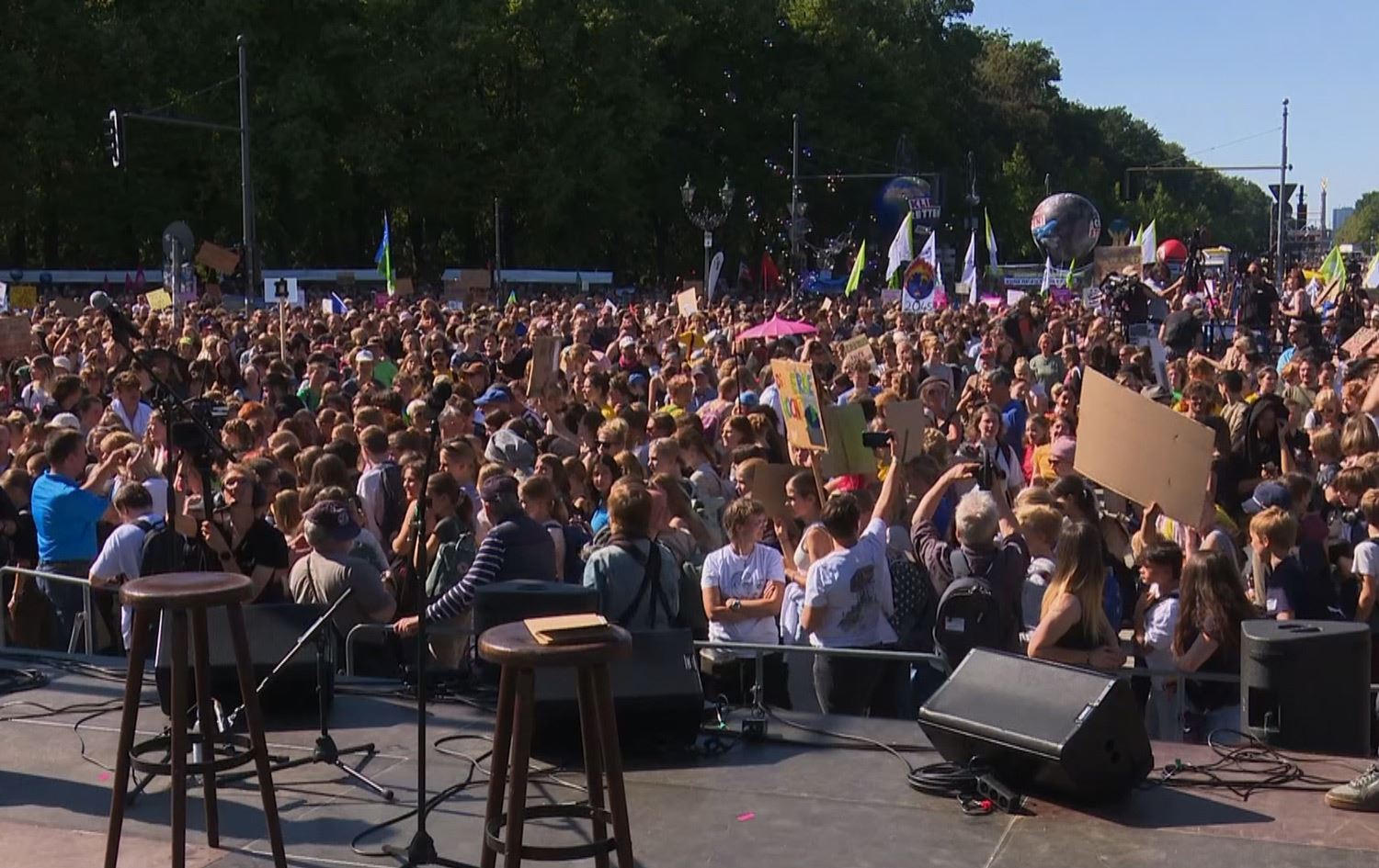 سەروو 100 رێکخراوی ژینگەپارێز دژی سیاسەتەکانی حکومەتی ئەڵمانیا لە بەرلین خۆپێشاندان دەکەن