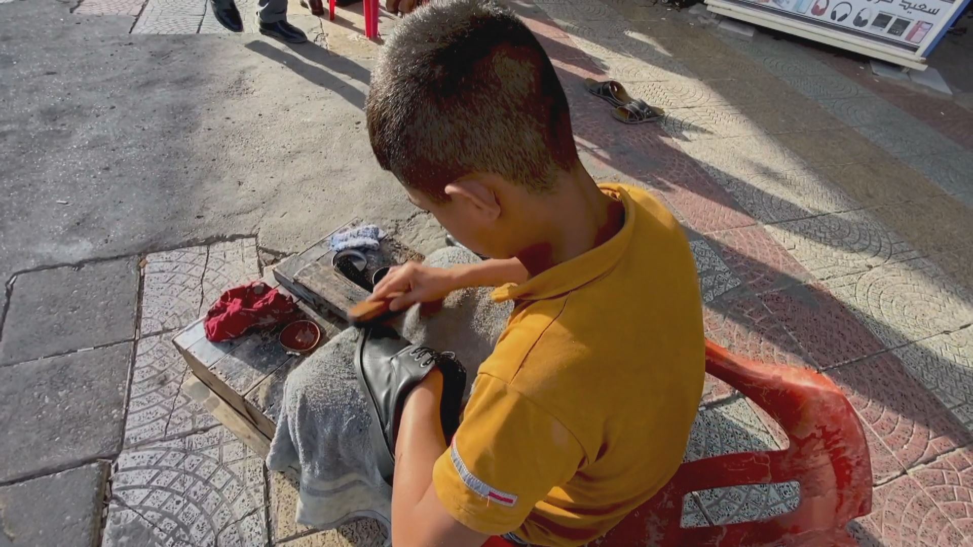 مێرمنداڵێکی 13 ساڵ لە زاخۆ دایک و باوکە نەخۆشەکەی بەخێودەکات