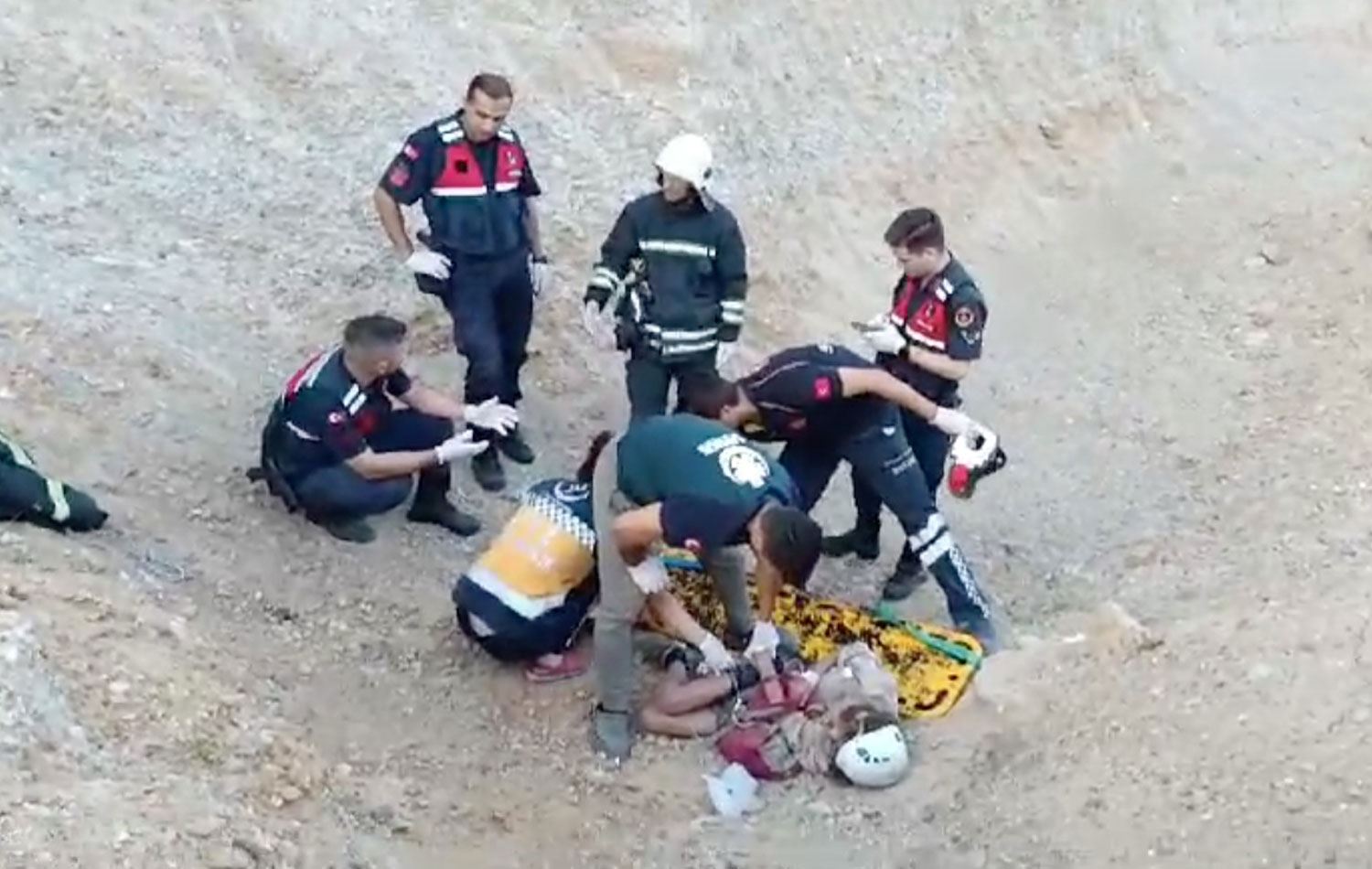 Yaralı kadın hastaneye kaldırıldı. / AA