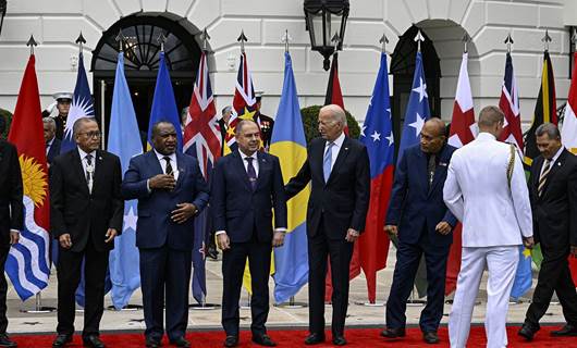 Beyaz Saray'da ABD-Pasifik Adaları Zirvesi gerçekleştirildi. ABD Başkanı Joe Biden, zirve öncesinde Pasifik Adaları ülkelerinin liderleriyle aile fotoğrafı çektirdi. / AA
