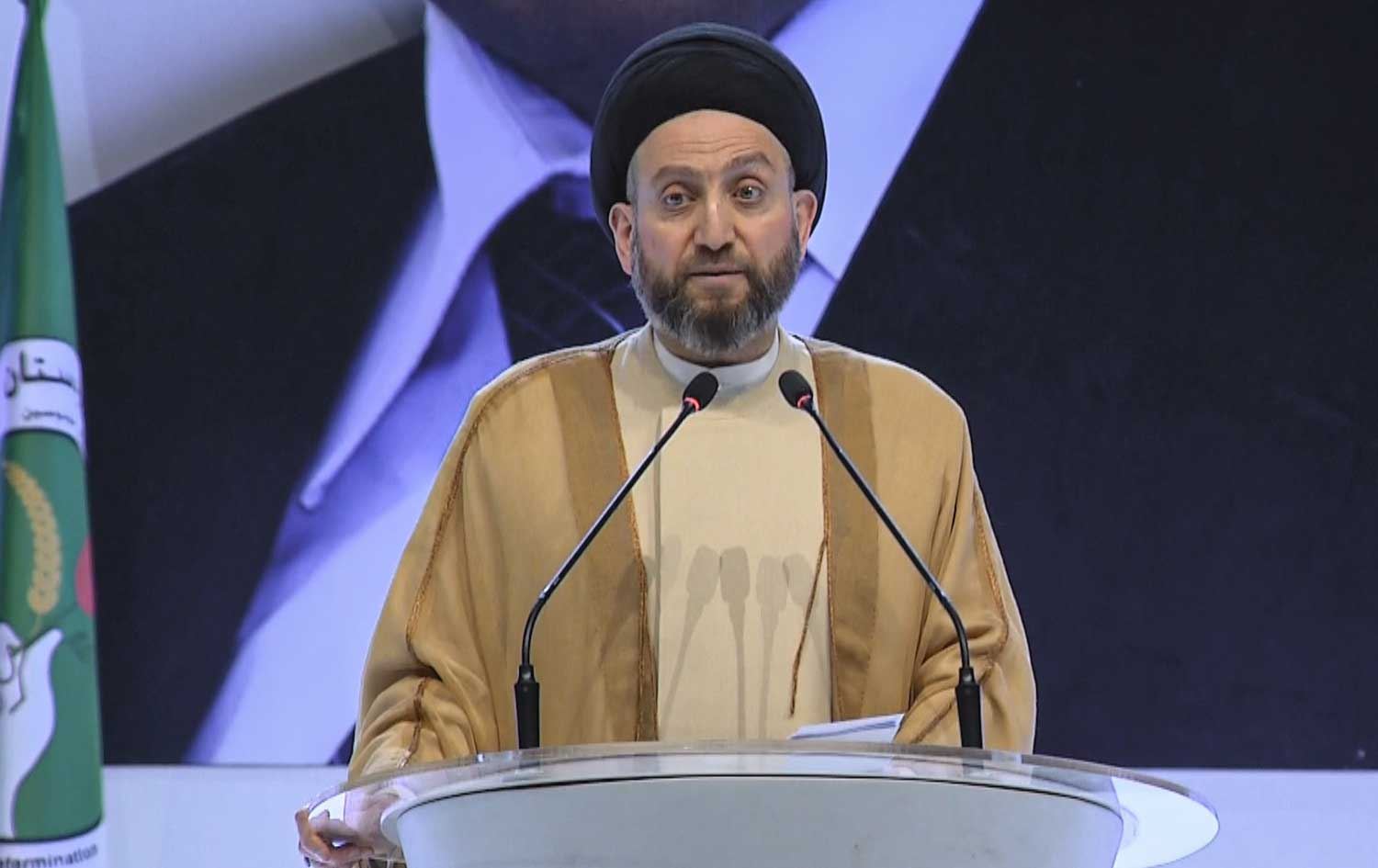 عەممار حەکیم، سەرۆکی رەوتی حیکمە لە کاتی پێشکێش کردنی گوتار لە کۆنگرەی پێنجەمی یەکێتی