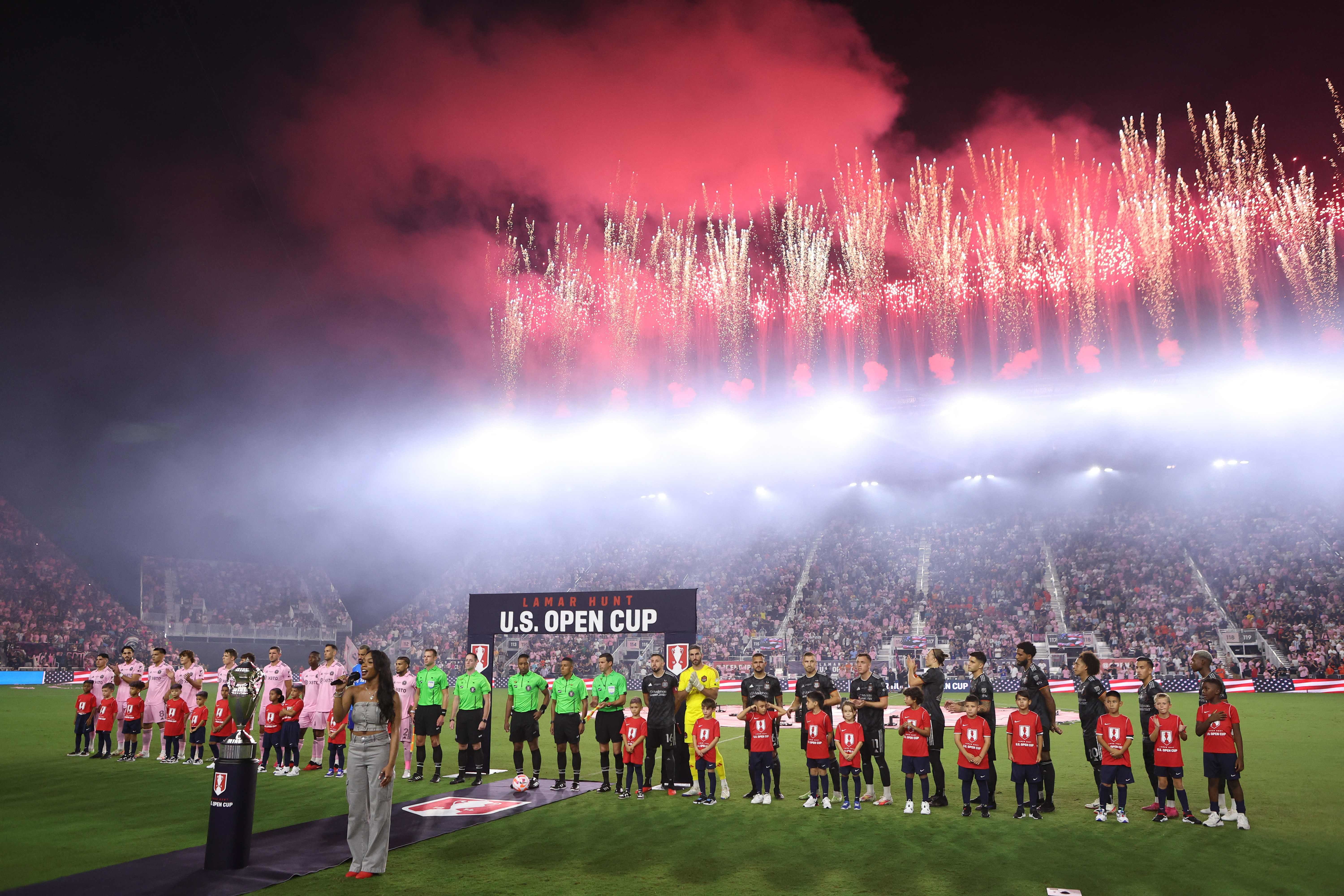 ئینتەرمەیامی و هیوستن دینامۆ