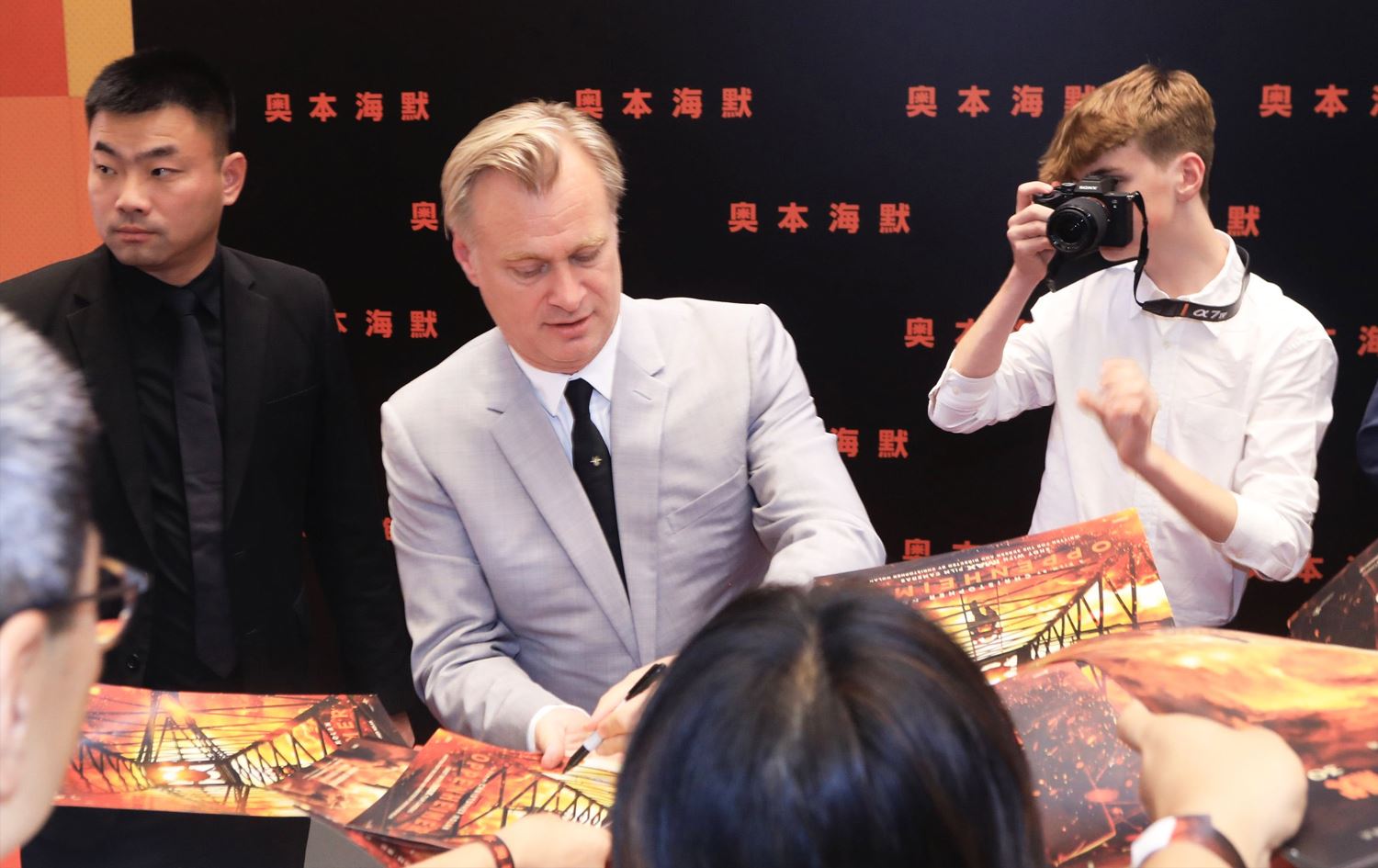 کریستۆفەر نۆلان لە کاتی واژۆکردنی پۆستەری فیلمەکە بۆ هەوادارانی لە چین