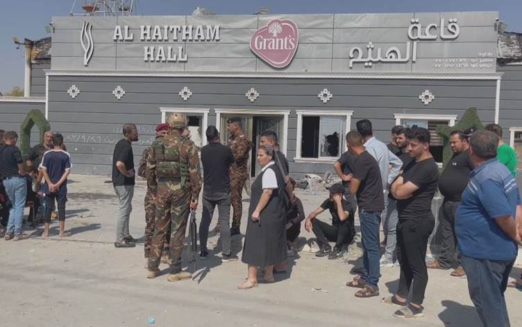 ذوو ضحايا حريق الحمدانية يمنعون المسؤولين من زيارة القاعة