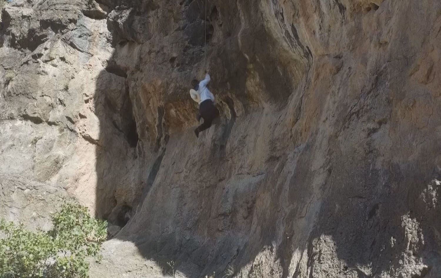 لە شەمزینان 'نێچیرڤانانی هەنگوین' ژیانیان دەخەنە مەترسییەوە بۆ دەستخستنی هەنگوینی شاخ