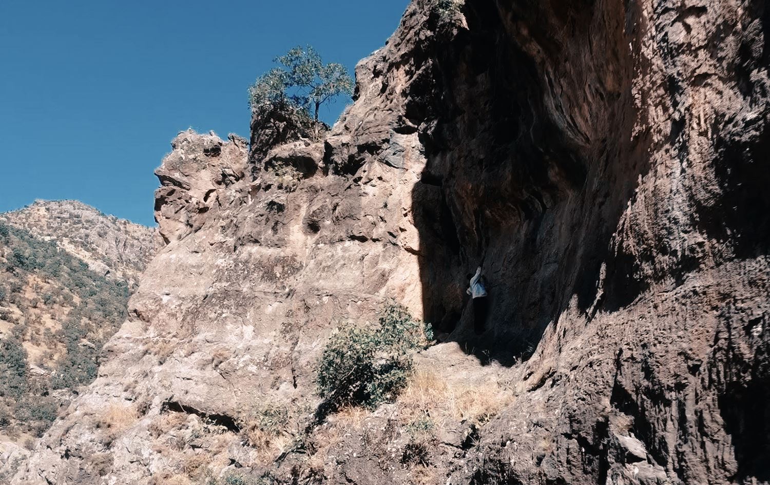Wild honey hunting on the cliffsides of Turkey's Kurdish city of Semdinli