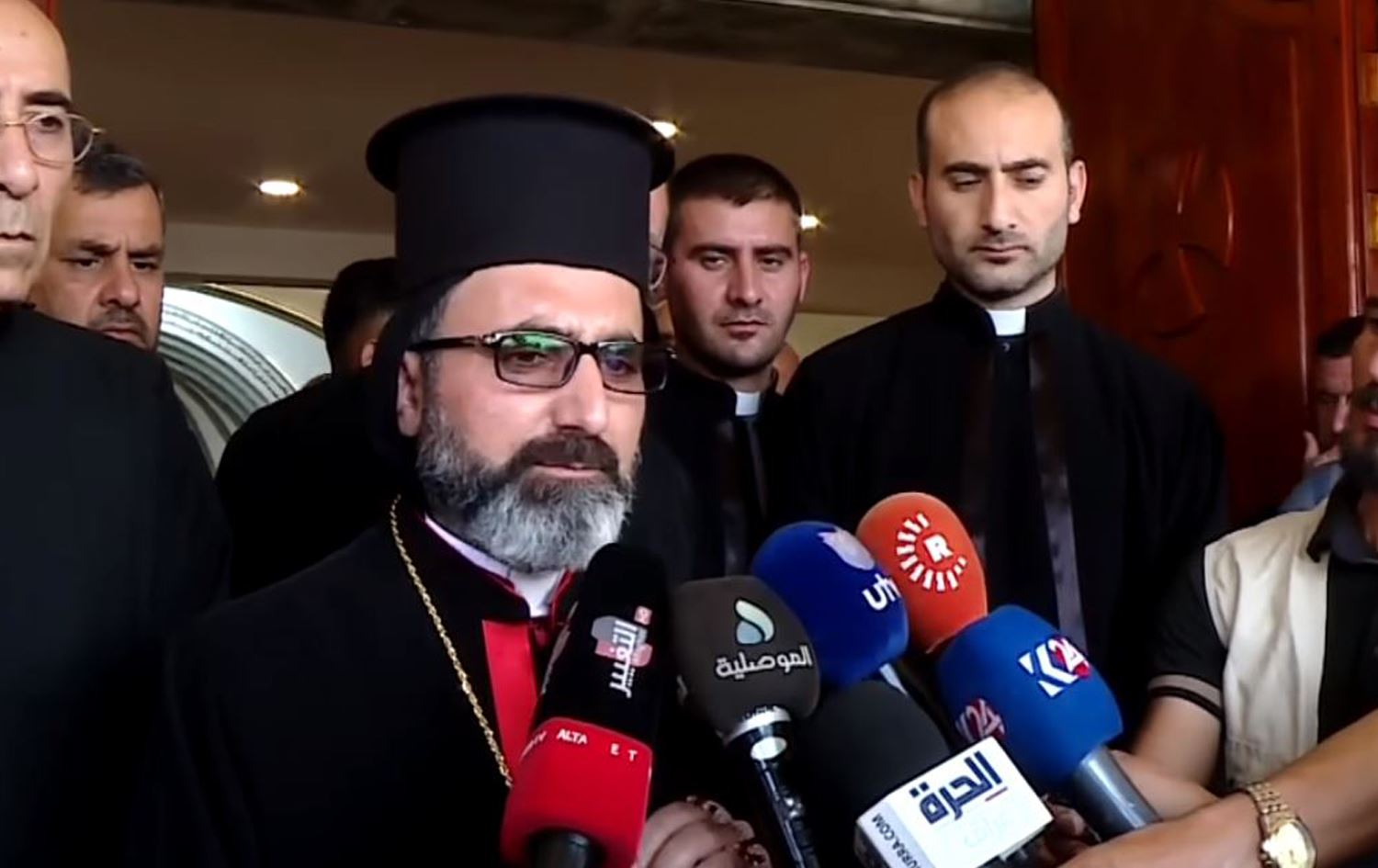 کۆنفرانسی رۆژنامەڤانیی مار بندکتۆس یۆنان حەنۆ، سەرۆکی ئەسقوفەکانی ئەبرەشییەی سریانی کاسۆلیکیی موسڵ. 