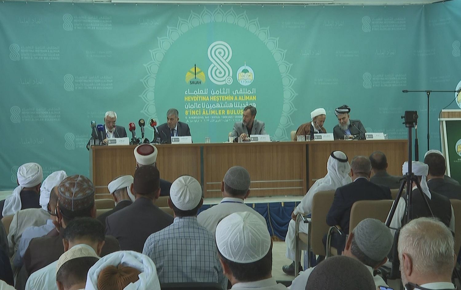 Zanayên olî li Amedê civiyan: ‘Qedexekirina Kurdî dibe înkara ayeta Xwedê’