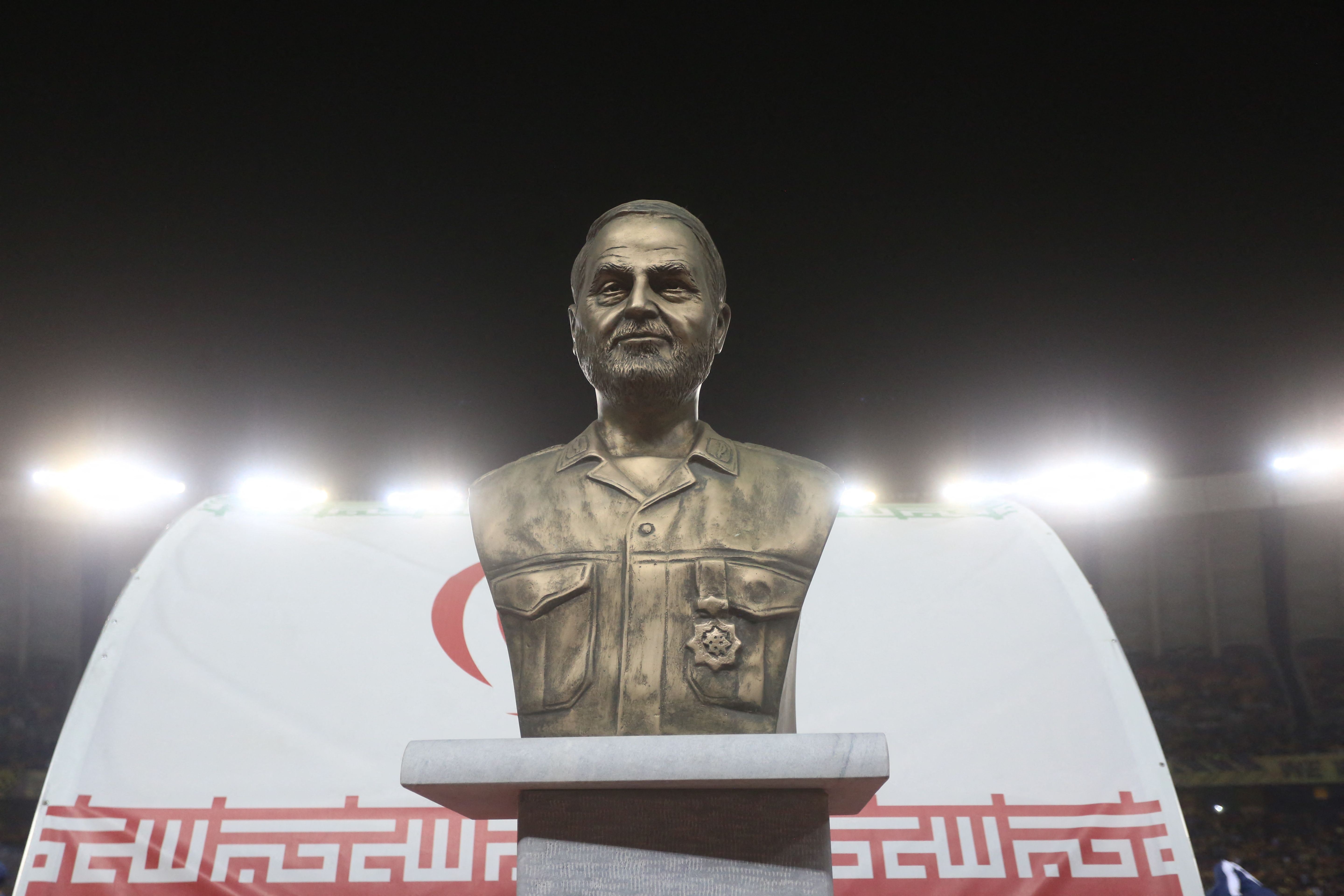 پەیکەری قاسم سولەیمانی لە یاریگەی سپاهان