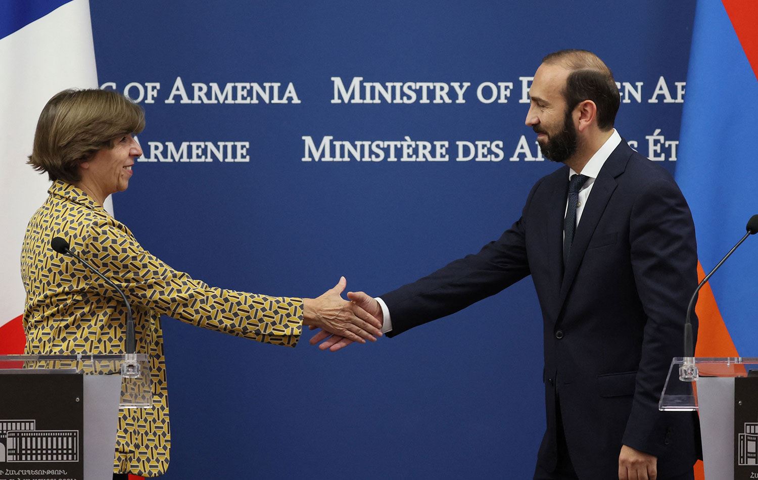 Fransa Dışişleri Bakanı Catherine Colonna ve Ermeni mevkidaşı Ararat Mirzoyan, 3 Ekim 2023'te Erivan'da yaptıkları görüşmelerin ardından ortak basın toplantısı sonunda el sıkışırken. (Fotoğraf: ALAIN JOCARD / AFP)