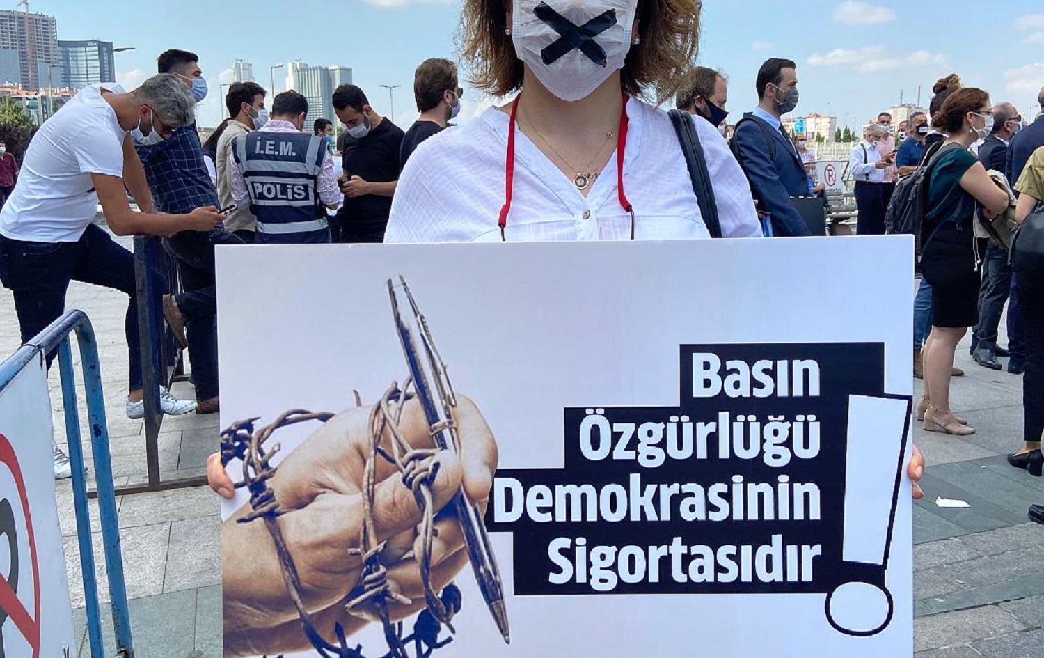 DFG: Di îlonê de 4 rojnameger hatine girtin / Wêne: Arşîv