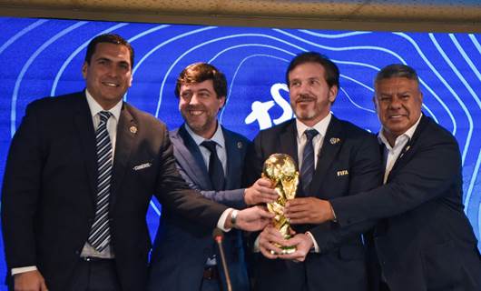 رؤساء اتحادات باراجواي وأوروغواي وأمريكا الجنوبية والأرجنتين يحملون نسخة طبق الأصل من كأس العالم/ AFP