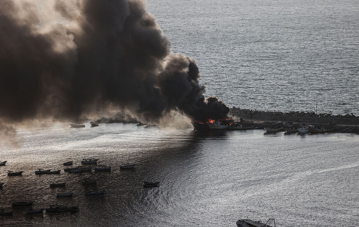 İsrail savaş uçakları Gazze Şeridi'ndeki balıkçı teknelerini vurdu. / AA