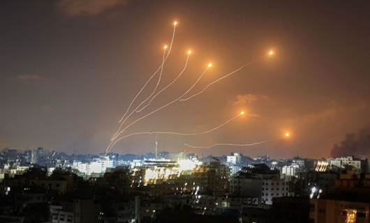  سیستەمی گومەزی ئاسنینی دژەمووشەکی ئیسرائیل لەکاتی بەرپەرچدانەوەی چەند مووشەکێک کە لە غەززەوە ئاراستە کراون، وێنە: Mahmud HAMS / AFP