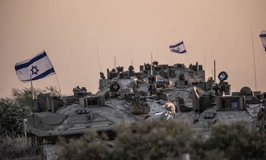 İsrail ordusuna ait çok sayıda tankın Gazze sınırına yakın bölgedeki hareketliliği sürüyor. / AA