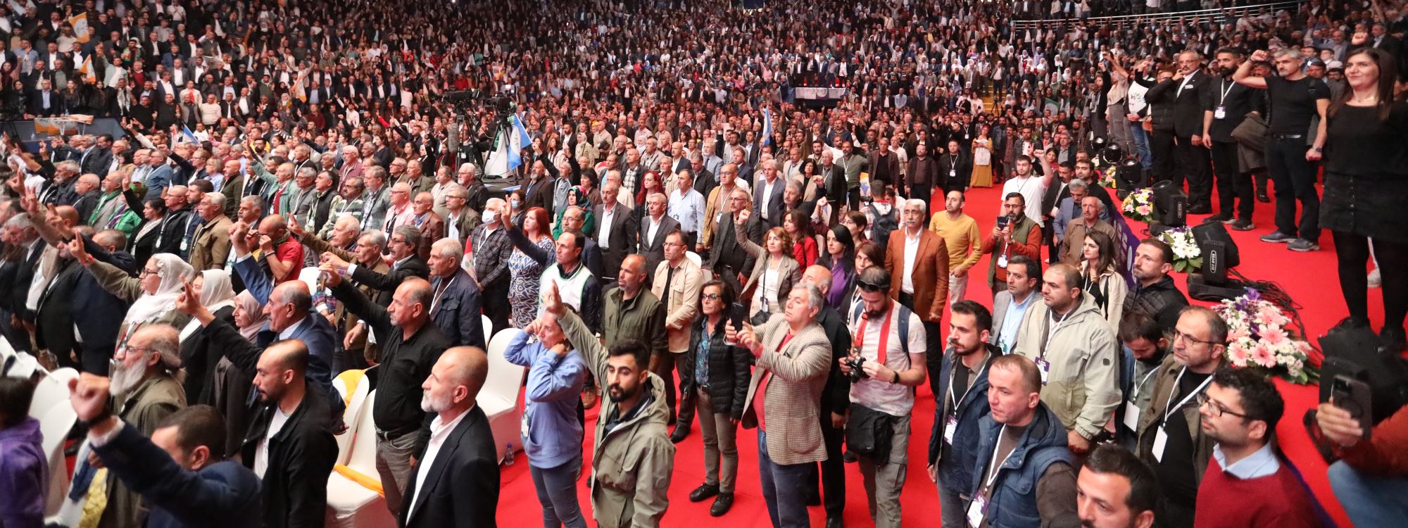 WÊNE - Partiya Çepên Kesk kongreya xwe li dar xist