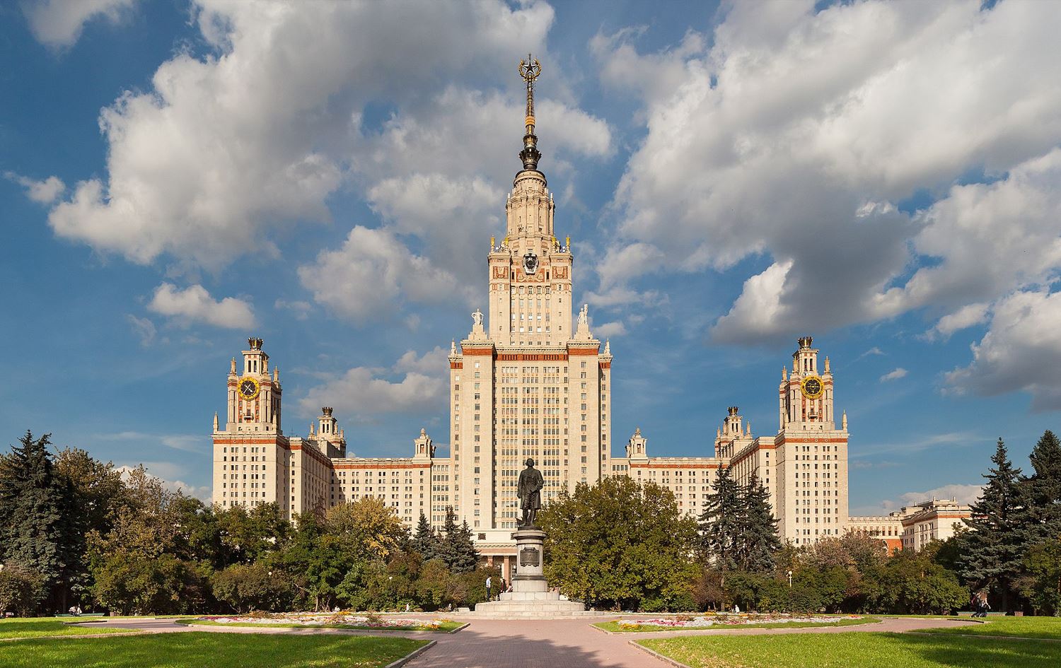 خوێندنی باڵا 70 کورسیی زەماڵەی خوێندن لە رووسیا رادەگەیێنێت