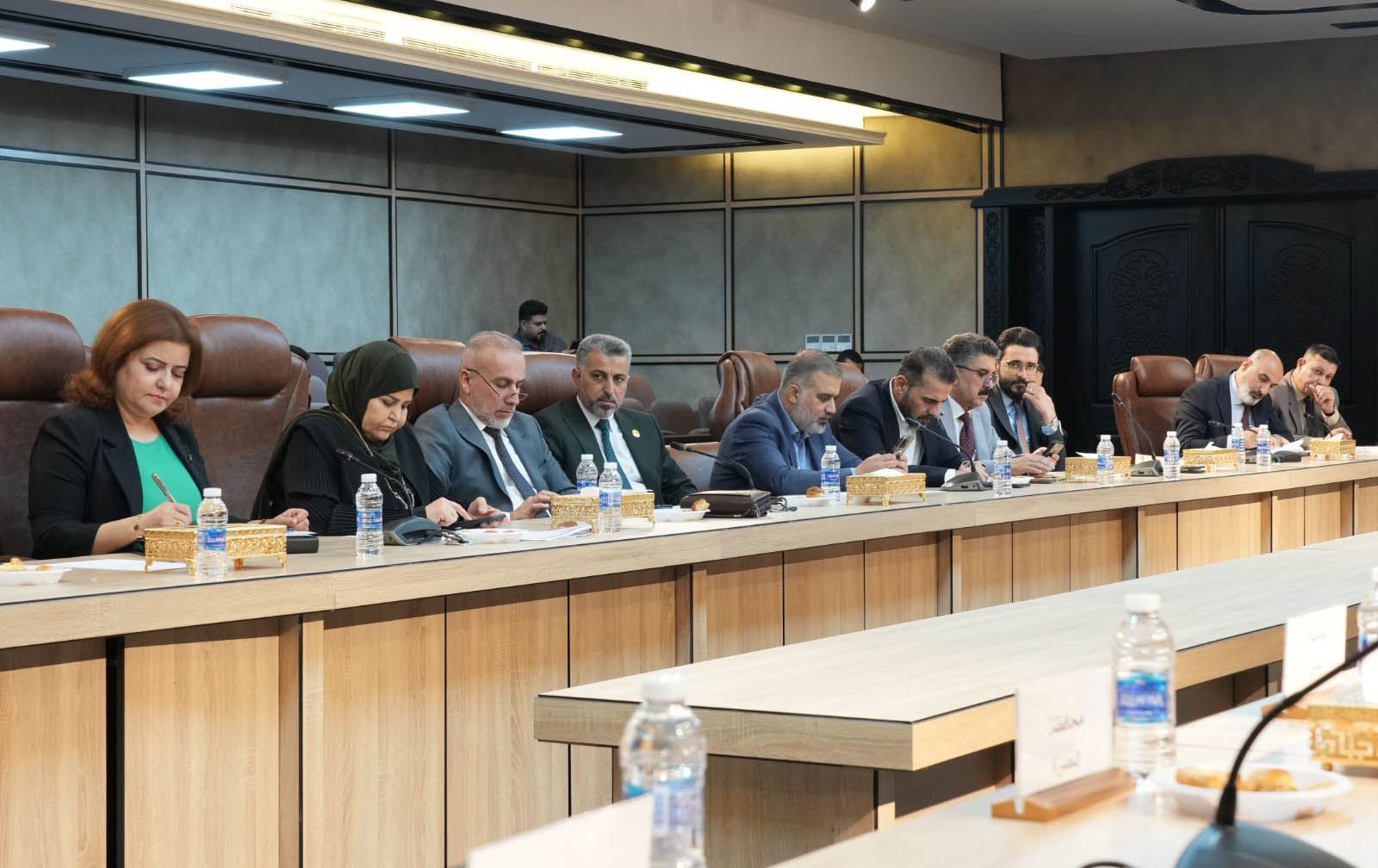 وێنەیەکی ئەرشیڤیی بەشێکی ئەندامانی لیژنەی دارایی پەرلەمانی عێراق