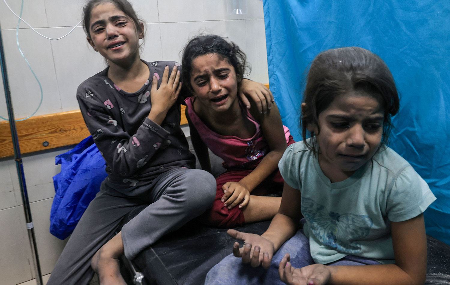 Gazze'de hastaneye düzenlenen saldırıdan etkilenen çocuklar / AFP