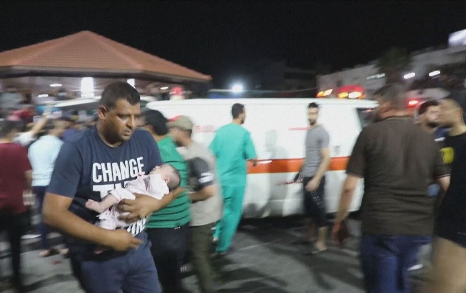 بەردەم نەخۆشخانەی مەعمەدانی لە رۆهەڵاتی فەلەستین