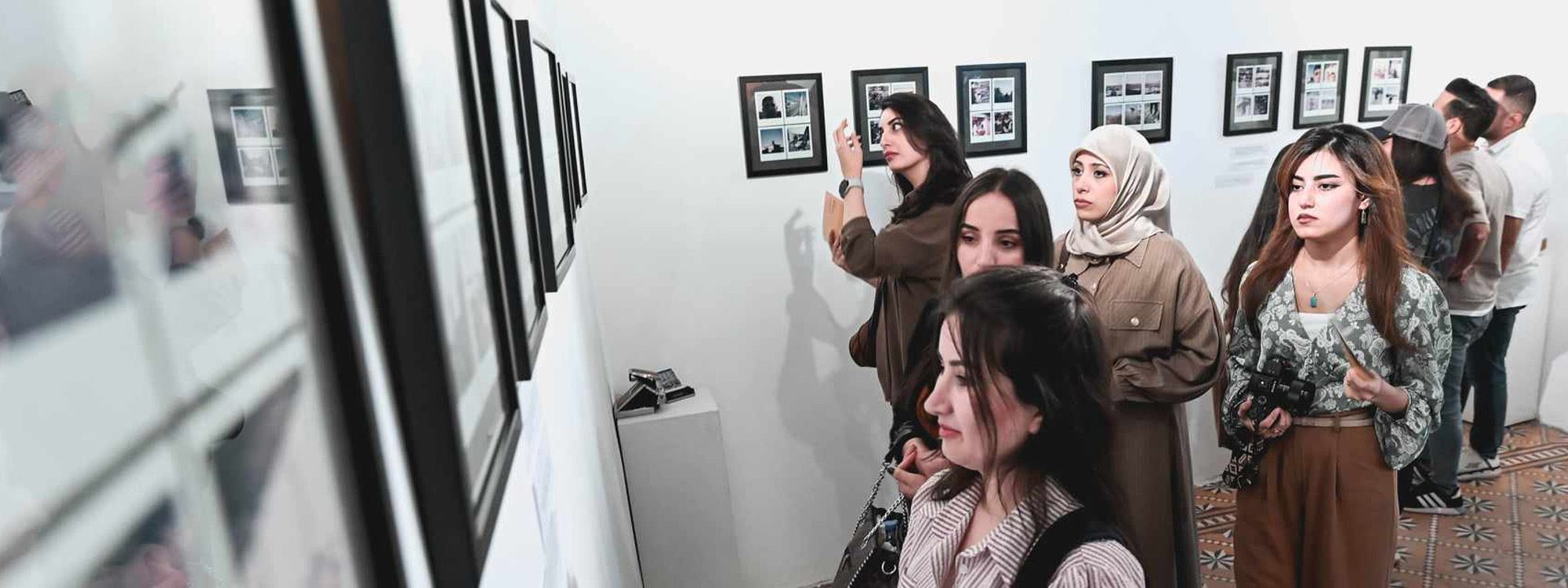 صور.. شاب أنباري يفتتح بأربيل معرضاً فوتوغرافياً للأطفال اللاجئين من روجآفا