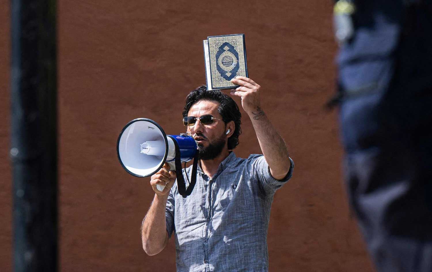 سەلوان مۆمیکا، لە بەردەم مزگەوتی گەورەی ستۆکهۆڵم، وێنە: AFP