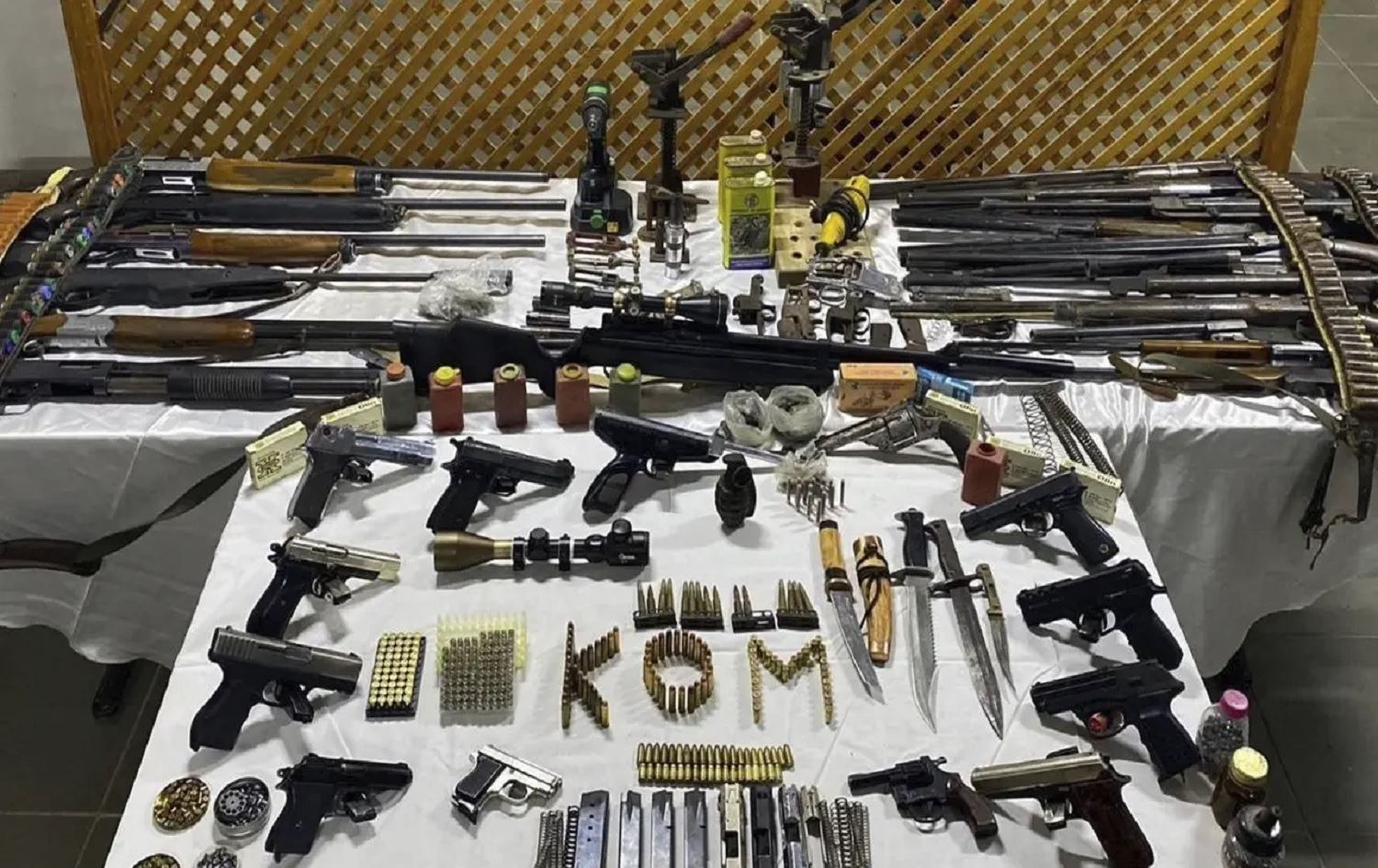 Hêzên ewlehiyê dest danîn ser 1858 çekên bêruxset / Wêne: Arşîv