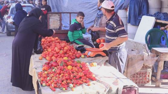 فلسطينون في سوق بغزة - رووداو 