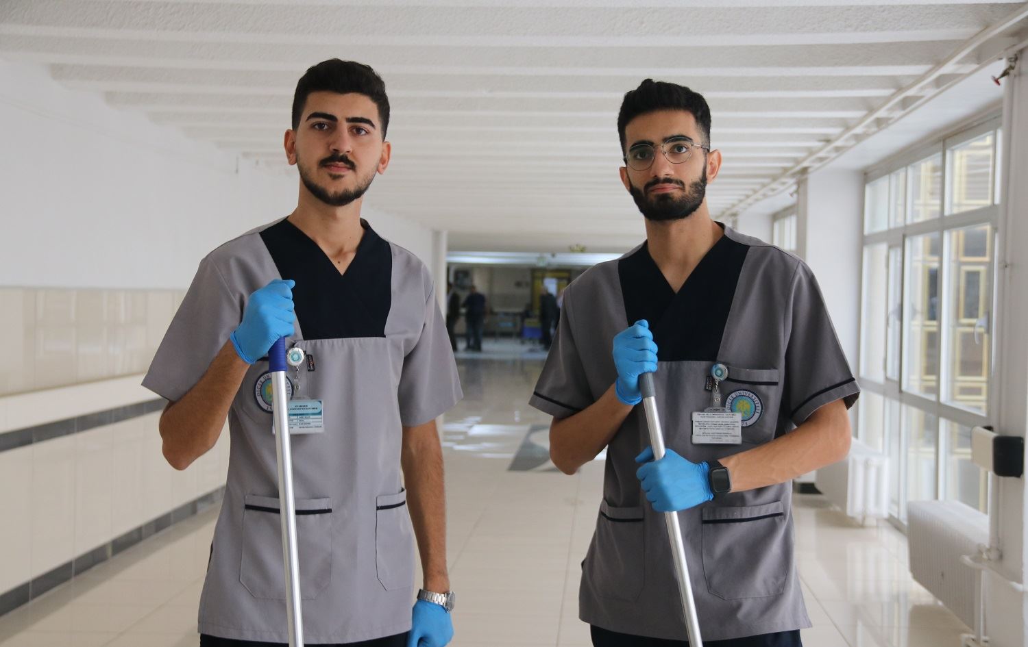 Li Zanîngeha Dicleyê du heval hem dixwînin û hem jî karkeriya paqijiyê dikin