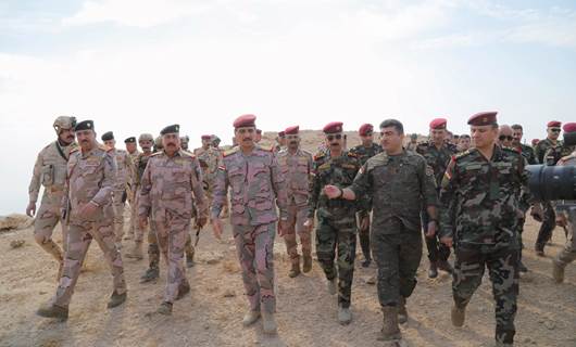 قوات البيشمركة مع وفد رفيع من الجيش العراقي خلال تفقدهم النقاط العسكرية على جبل قره جوغ