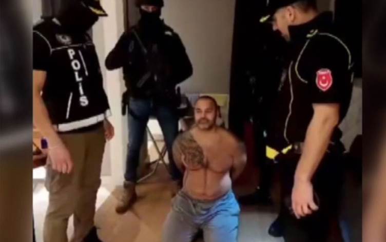 Ikki xoroz bir qin foto pozitsiyalarda Yigitlarning eshaklarini yalab, barmoqlarini tiqib olgan kaltaklar pornosini tomosha qiling