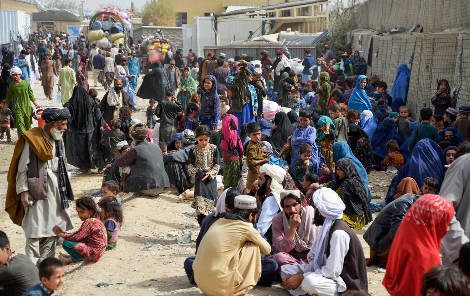 ژمارەیەک هاووڵاتیی ئەفغانی لەسەر سنووری پاکستان، وێنە: AFP 