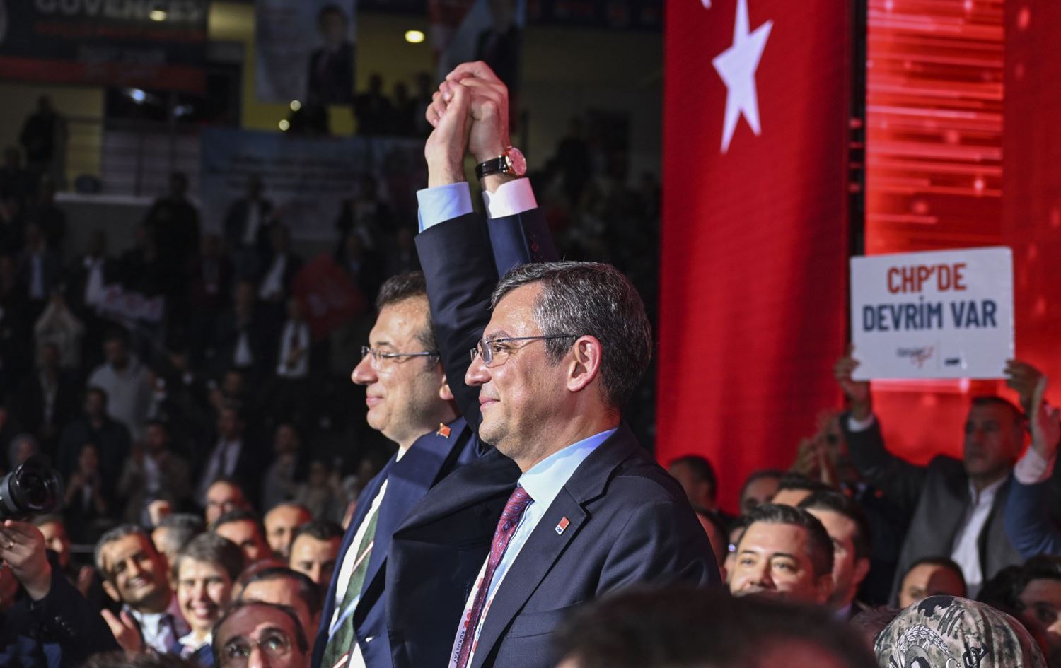 ئۆزگور ئۆزەل دوای سەرکەوتنی، وێنە: AA 