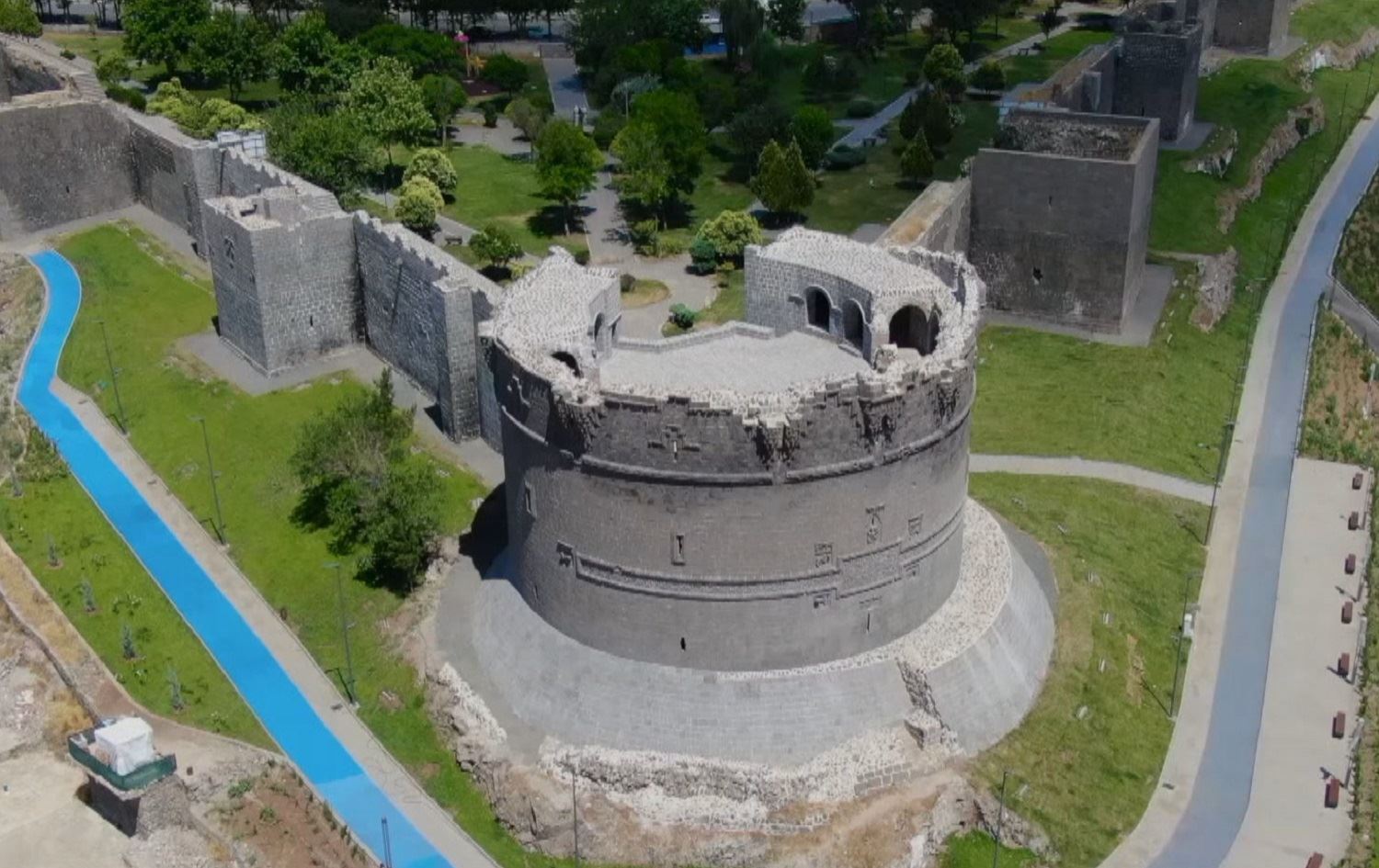 Peykersazekî makêta Sûrên Amedê di 21 salan de qedand