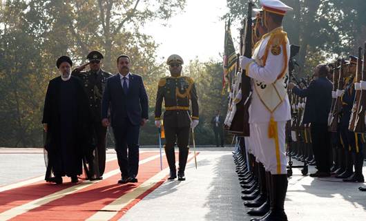 الرئيس الايراني ابراهيم رئيسي خلال استقباله رئيس الوزراء العراقي محمد شياع السوداني