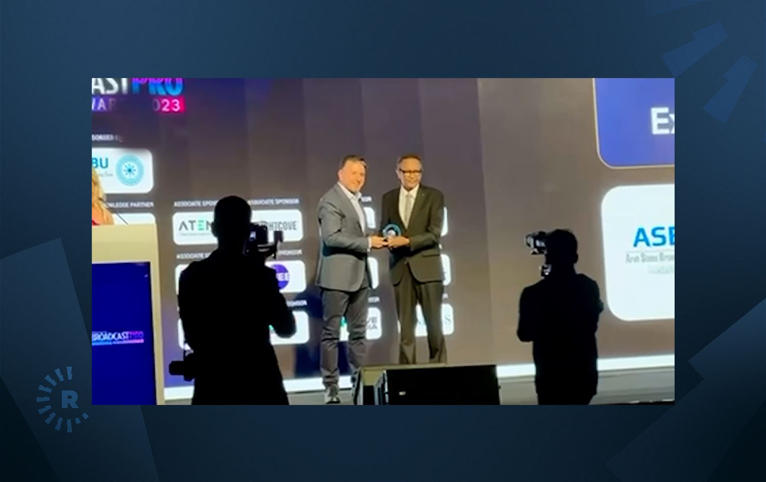 بەرپرسی تەکنیکی رووداو خەڵات دەداتە سەرۆکی یەکێتیی راگەیاندنکارانی وڵاتانی عەرەب