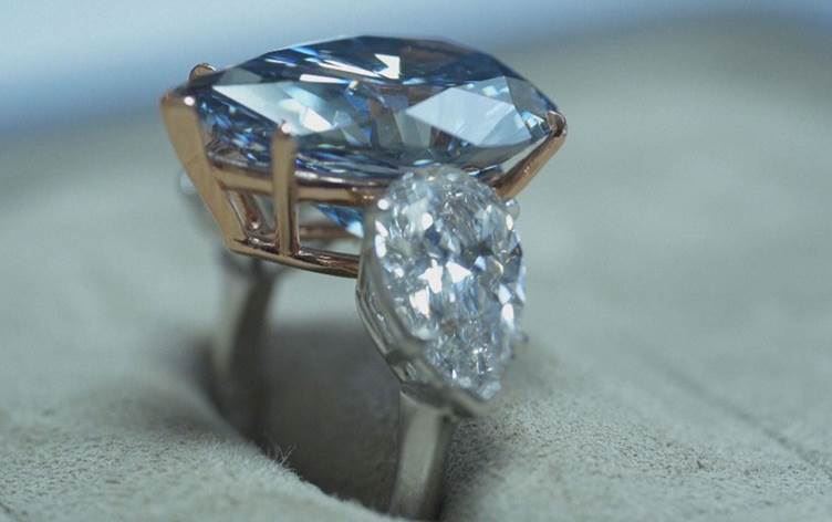 Bir yüzüğe yerleştirilmiş 17,61 karatlık armut biçimli Bleu Royal elmasının 43,8 milyon dolara satıldı.