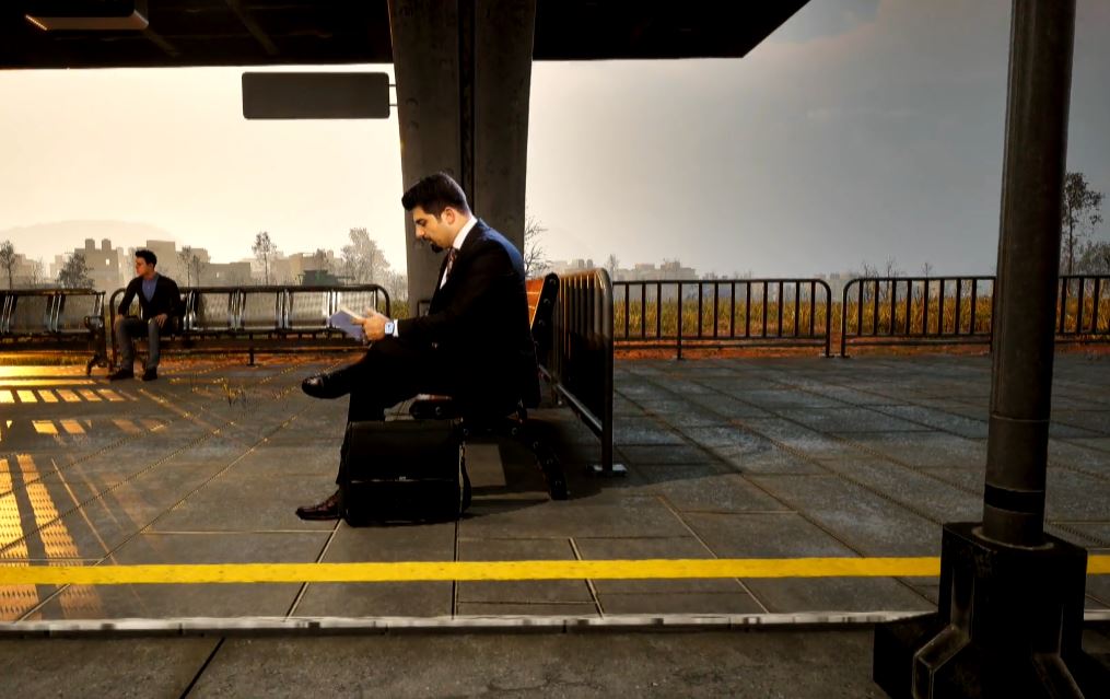 زانا کایانی پێشکێشکاری رووداو، بەشێوەی دیجیتاڵی لە وێستگەیەکی شەمەندەفەر لە پێشخابوور دانیشتووە.