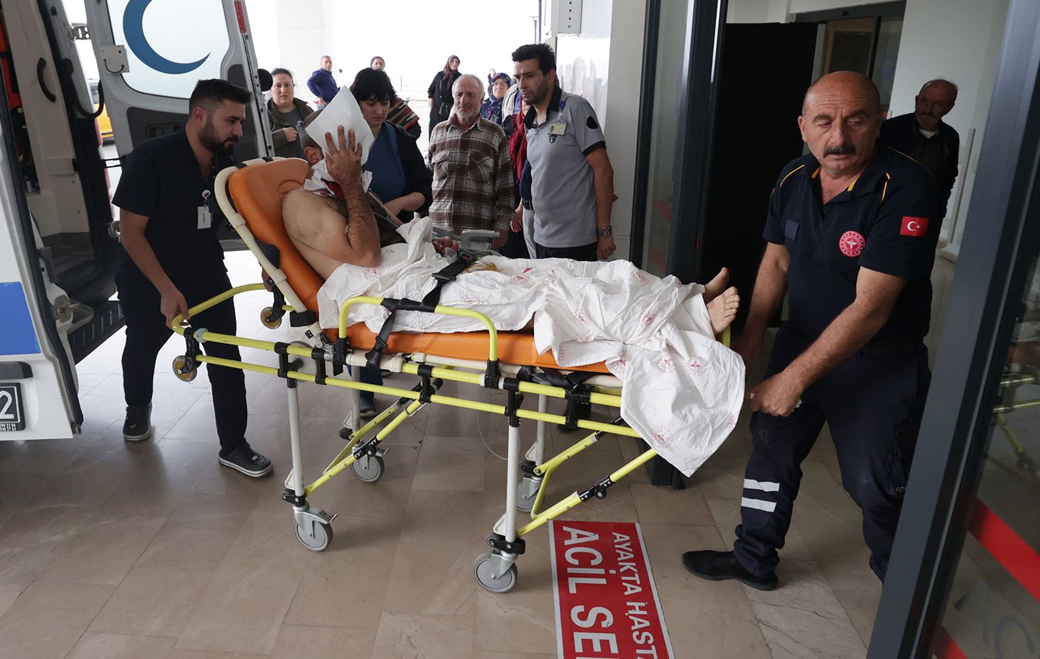Yaralanan kişi, ambulans helikopterle Trabzon'a götürüldü. / AA