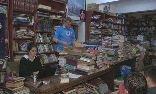 Sehafekî Kurd wekî arkeologan dikeve pey pirtûkên kevin