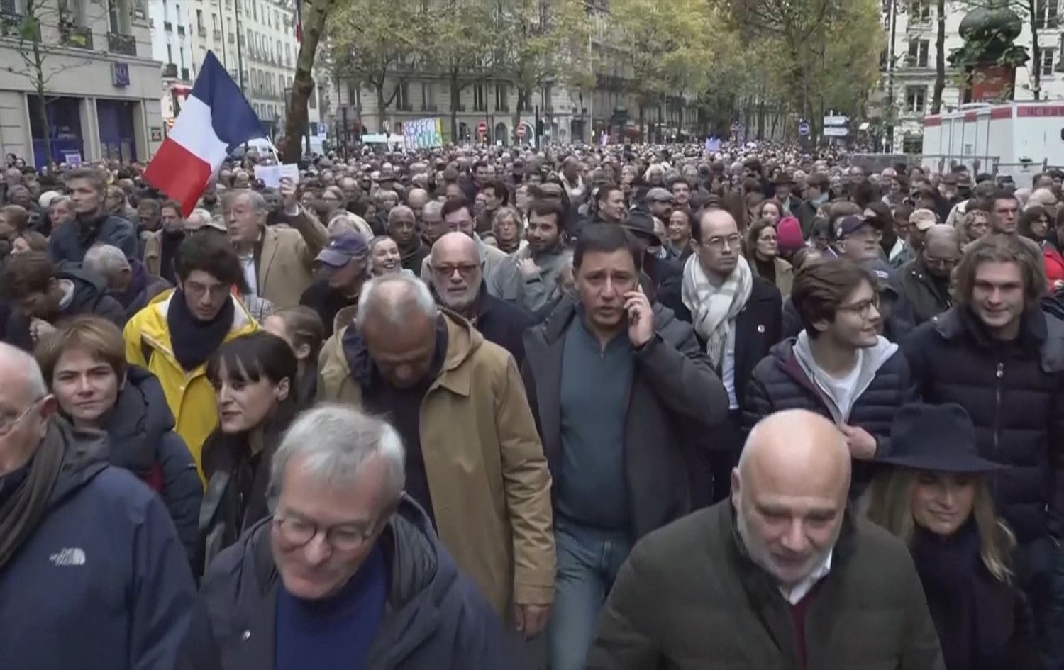 Bi hezaran kesan xwepêşandan kir