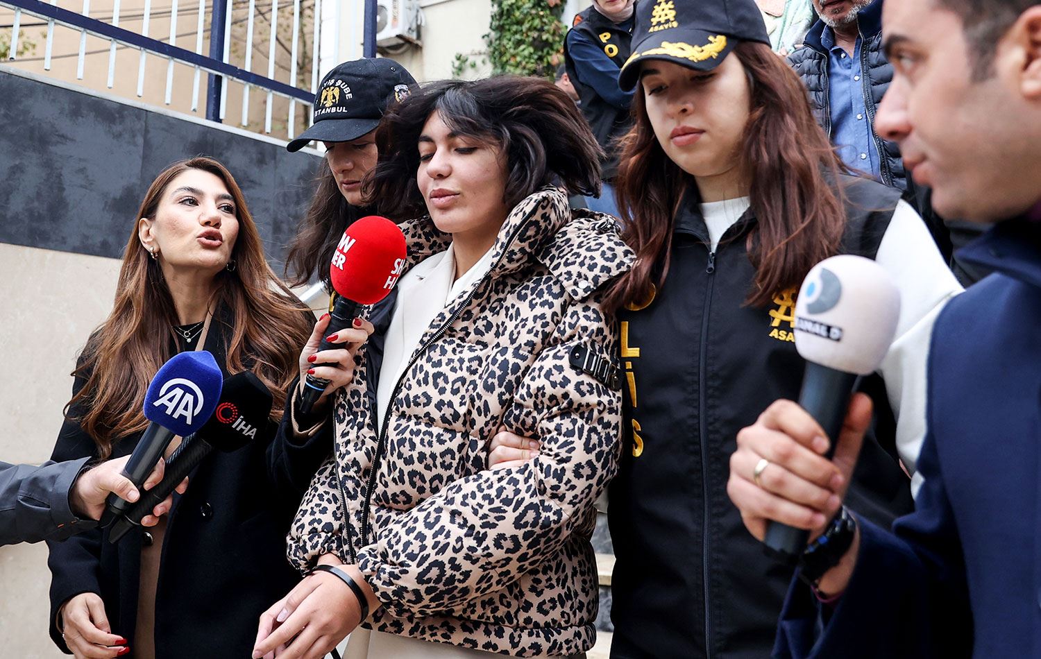 Suç gelirlerini aklama iddiasıyla gözaltına alınan Alisya Bahar Candan ve Nihal Candan adliyeye sevk edildi. /  AA