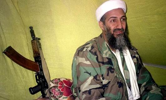 El Kaide'nin eski lideri Usame Bin ladin / 98'de Afganistan'da gazetecilere konuşuyor Foto: AP